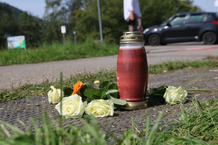 Mutter und Sohn starben noch am Unfallort, die 16-jährige Tochter erlag im Krankenhaus ihren Verletzungen. Der Vater der Familie blieb unverletzt.