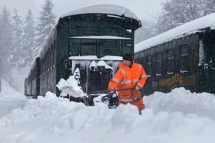Der Betrieb der Fichtelbergbahn ist eingestellt. Andreas Deutscher (46) hält im Bahnhof Oberwiesenthal die Weichen frei.