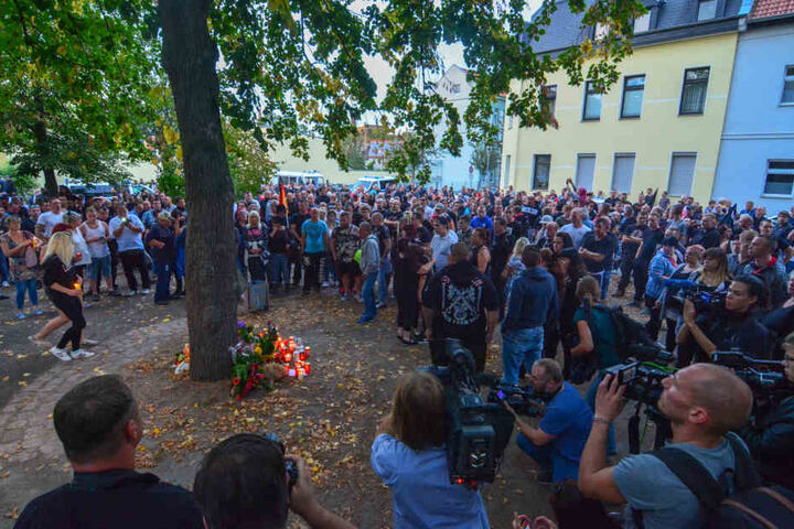 Hunderte versammelten sich an der Stelle, an der Markus B. gestorben ist und legten Blumen und Kerzen nieder.