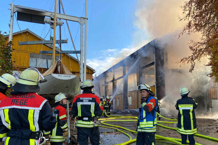 Feuerwehrleute an der Werft.