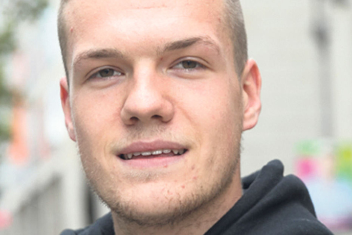 Lukas
Beyer (19),
Student aus
Dresden, wird
kein Wahllokal
besuchen,
obwohl
er erstmals
wählen dürfte:
„Ich wähle nicht. Mir sagt keine
der Parteien zu, von denen
ich die Programme im Briefkasten
hatte.“