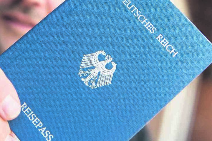 Reichsbürger erkennen die BRD nicht an, geben eigene Pässe von
Fantasieländern heraus.