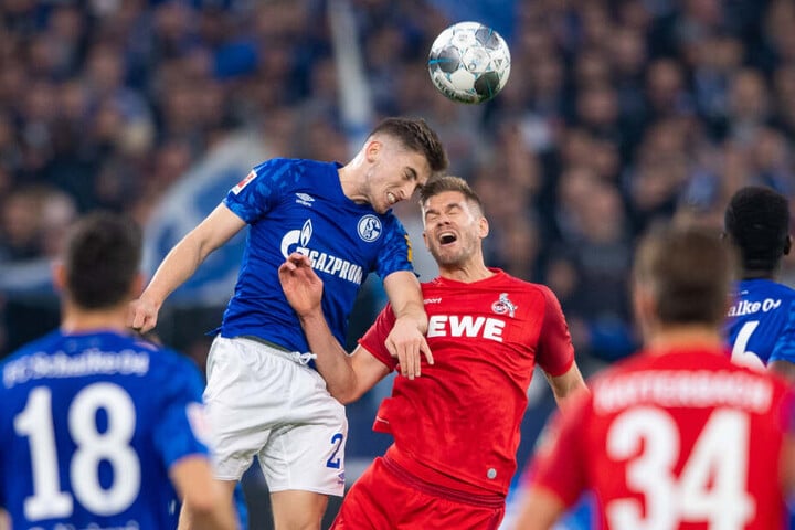 Schalkes Alessandro Schöpf (l) und Kölns Simon Terodde kämpfen um den Ball.
