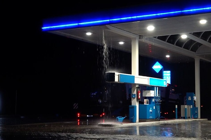 In Uhrsleben drangen die Wassermassen sogar durch das Dach einer Tankstelle.