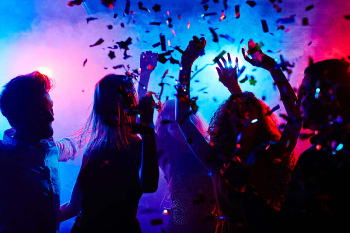 Auf der Silvesterparty in der Eventhalle sorgen Konfettibomben für reichlich Stimmung. (Symbolbild)