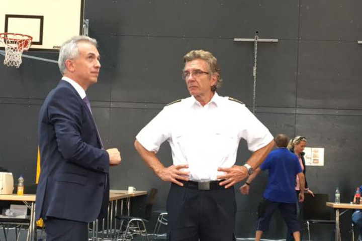 Oberbürgermeister Peter Feldmann und Reinhard Ries, Leiter der Feuerwehr, unterhalten sich über den neusten Stand der Dinge.