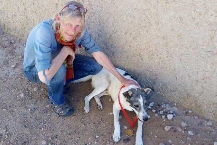 Karen Hadfield kniet neben ihrem Hund Cactus. Die Gründerin eines Cafes in der Oasenstadt Tissardmine hatte den Streuner 2018 aufgenommen.