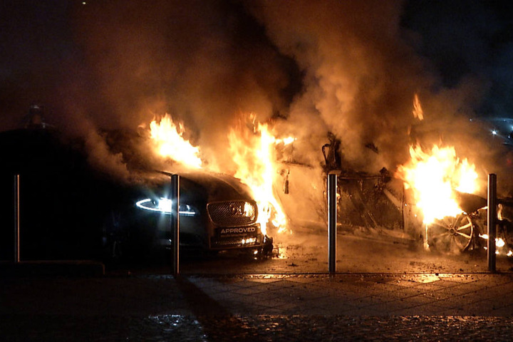 Die Polizei geht von Brandstiftung aus.