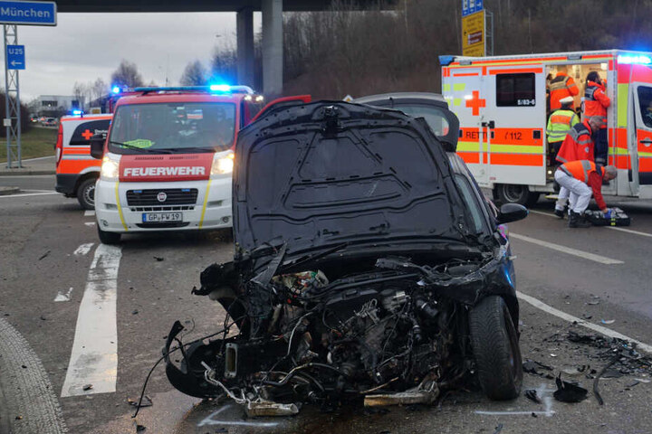 Ein Blick auf den beschädigten BMW.