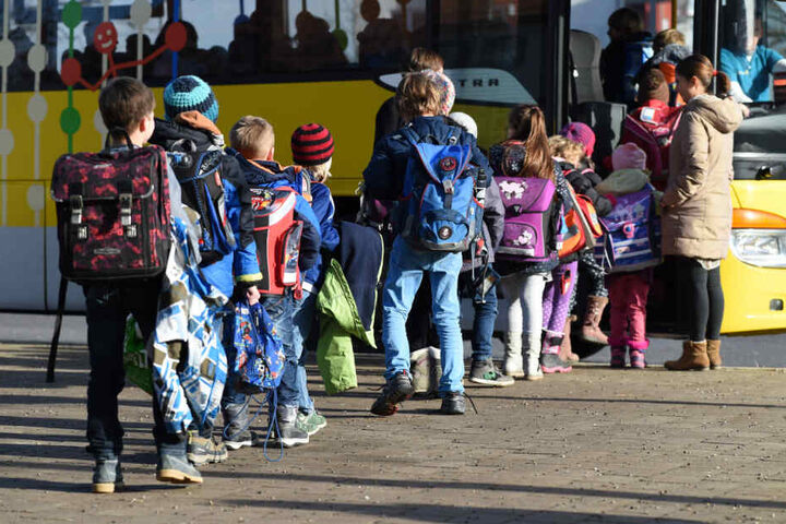 Fahren Schülerinnen und Schüler in Zukunft kostenlos mit dem Bus in die Schule? (Symbolbild)