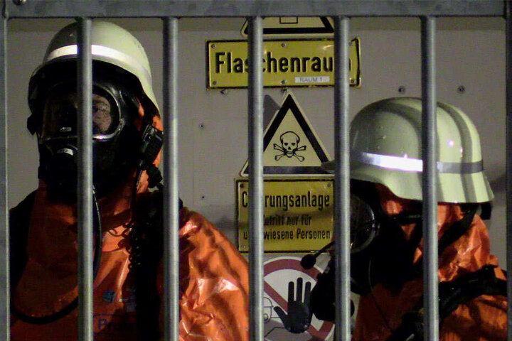 Nur mit speziellen Schutzanzügen und Atemmasken, durften die Feuerwehrleute den Raum betreten.