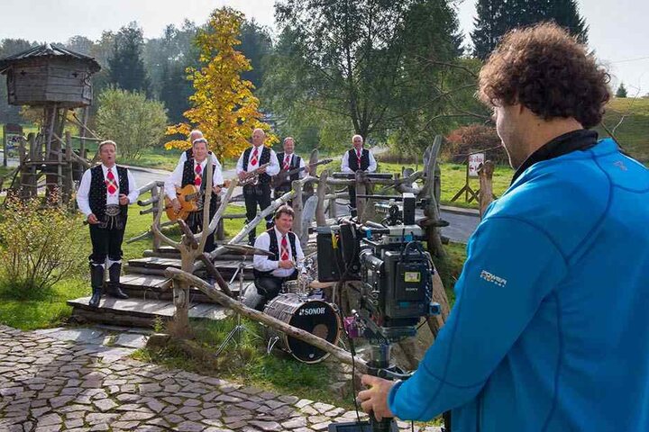 Auch am Wasserrad zwitscherten die Spatzen ihre Hits.