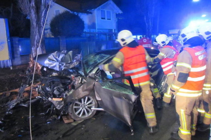 Der Fahrer wurde in seinem Auto eingeklemmt, kämpfte um sein Leben.