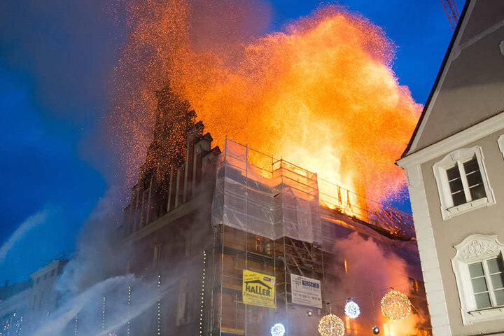 Meter hohe Flammen schlugen aus dem Rathaus.