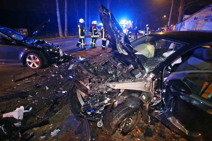 Auch der VW wurde durch den Unfall stark beschädigt.