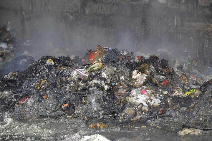 Von den Mülltonnen, die in der Tiefgarageneinfahrt standen, blieb nur ein verkohlter Haufen übrig.