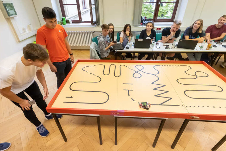 Bei der "RoboSchool" konnten Schüler sich ausprobieren und die TU Chemnitz kennenlernen.