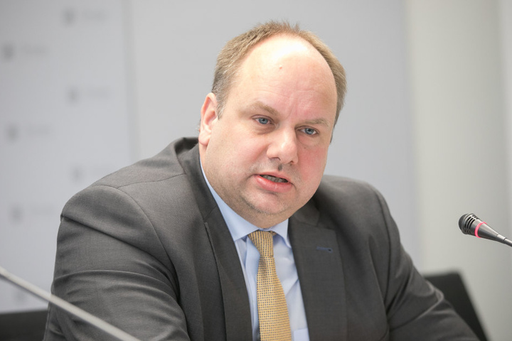Setzt sich für die neue Bahntrasse ein: OB Dirk Hilbert (45, FDP).