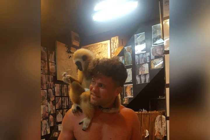 Danny drückte seiner Freundin sogar beide Daumen in die Augen, wodurch sie fast erblindete.