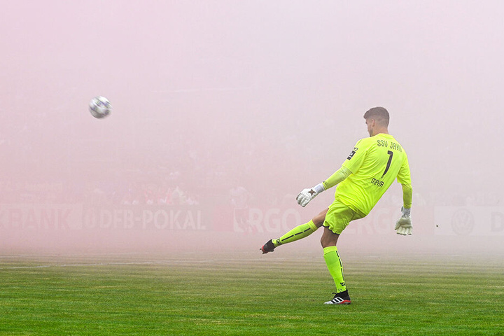 Jahn-Keeper Alexander Meyer im Pyro-Nebel.