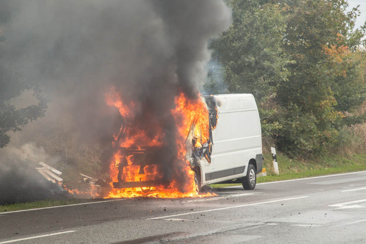Der Fahrer konnte sich noch gerade rechtzeitig vor der Flammen-Hölle aus dem Wagen retten.