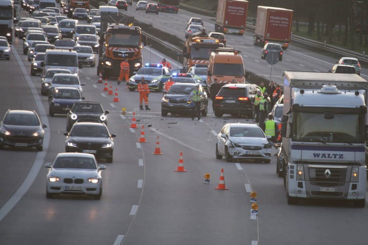 Der Verkehr wird auf dem rechten Fahrstreifen und auf der Standspur vorbeigeleitet.