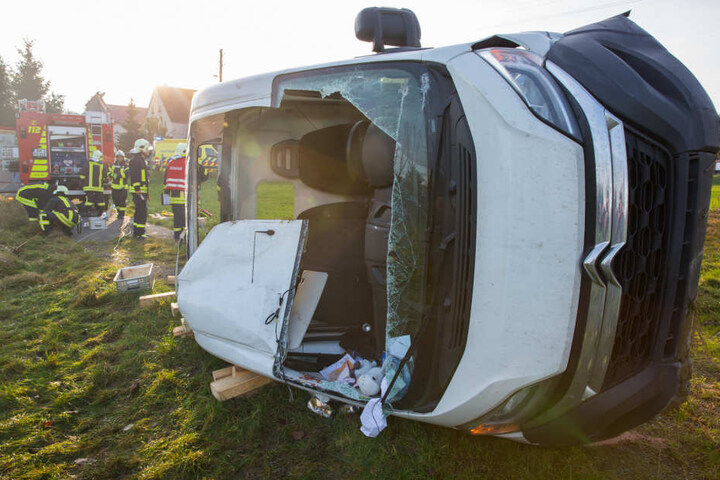 Der Transporter kam von der Fahrbahn ab, fuhr eine kleine Böschung hinunter und kippte um.