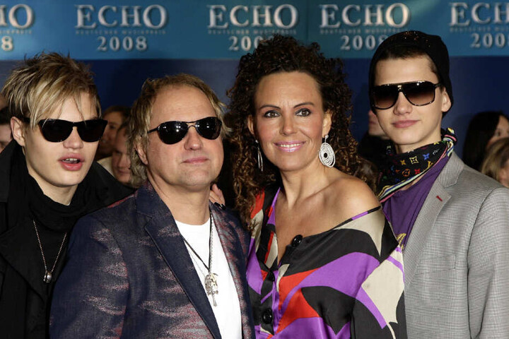 Der Schauspieler Uwe Ochsenknecht (2.v.l.), seine Frau Natascha und die Söhne Wilson Gonzales (l) und Jimi Blue Ochsenknecht beim Echo im Jahr 2008.