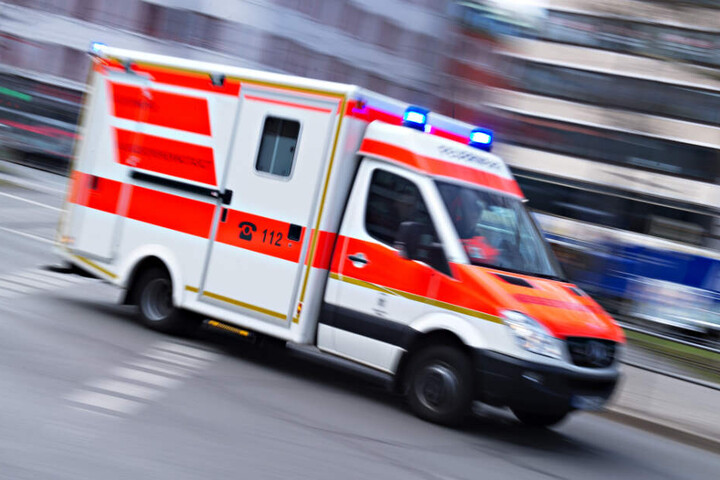 Fünf Personen wurden von Rettungswagen in Krankenhäuser eingeliefert.
