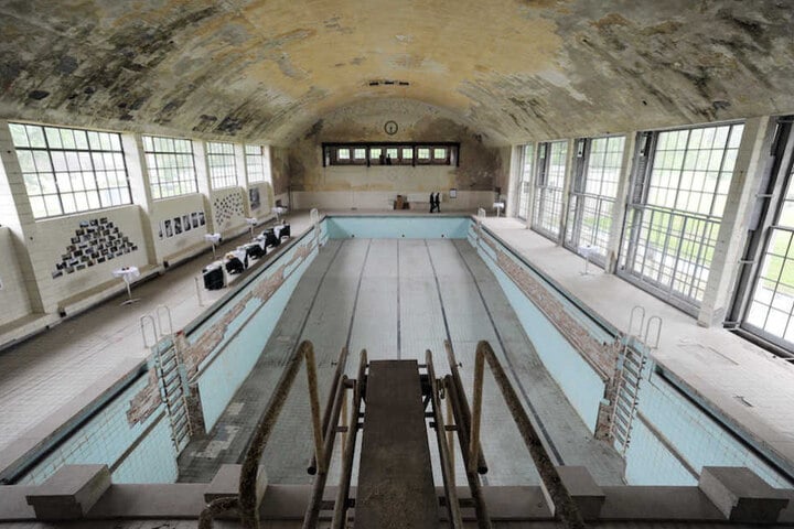 Die spektakuläre Schwimmhalle im ehemaligen Athleten-Quartier.