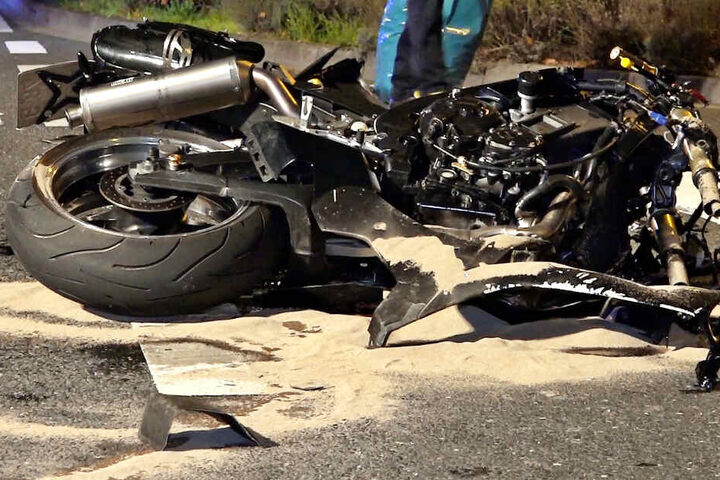 Die Aufnahme zeigt verunglückte Motorrad auf der L3111 in Südhessen.