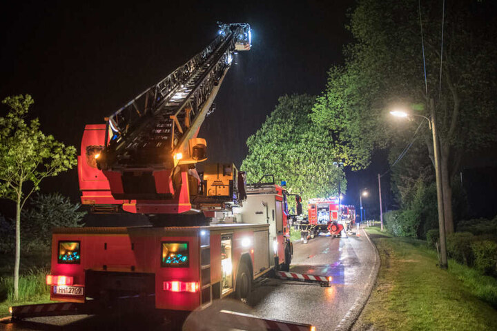 Der Einsatz blockierte die Straße auf dem Allermöher Deich in Hamburg mehrere Stunden lang.