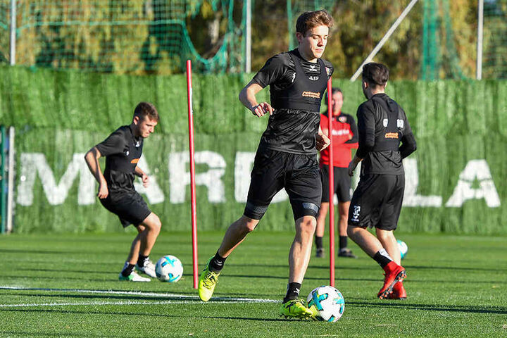 20 Grad, Sonne pur beim Training! Niklas Hauptmann am Ball.