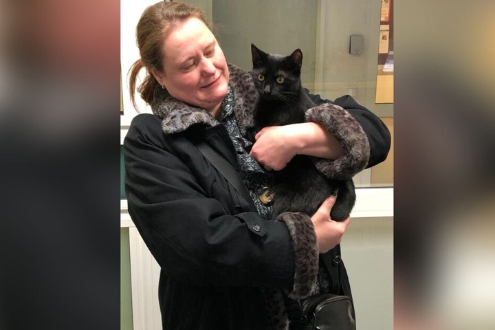 Erleichtert nimmt die Besitzerin ihre vermisste Katze in Empfang.