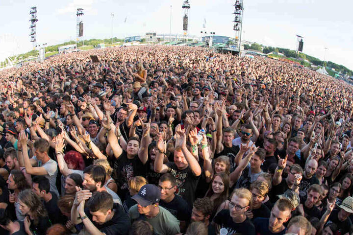 Besucher von "Rock im Park" verfolgen ein Konzert. (Archivbild)