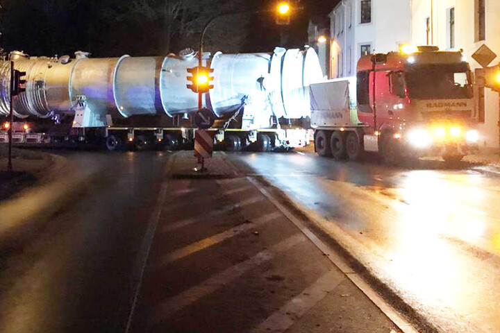 Der Konvoi kam aus Chemnitz und fährt weiter nach Schwedt/Oder, um dort per Schiff nach China gebracht zu werden.