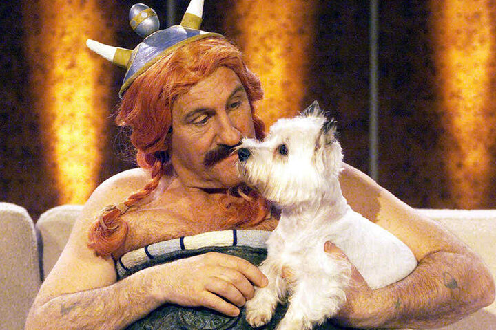 Als Obelix verkleidet und mit "seinem Idefix" auf dem Arm sitzt Frankreichs Filmstar Gerard Depardieu im März 2002 in Leipzig auf der "Wetten, dass...?"-Couch.