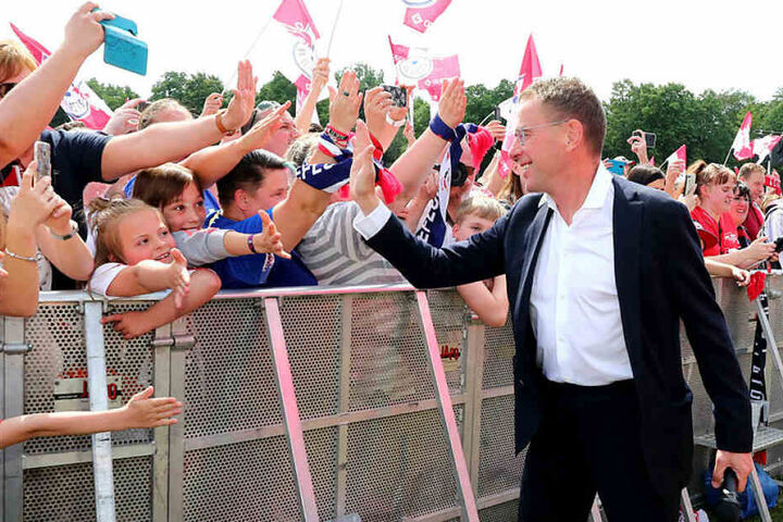 Nach dem klar verlorenen Pokalfinale feierten Zehntausende RB-Fans auf der Festwiese den erfolgreichen Trainer und Sportdirektor. Kurz danach verkündete er seinen Abschied.