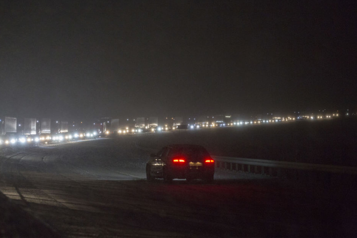 Kilometerlang stehen die LKW's auf der A71.
