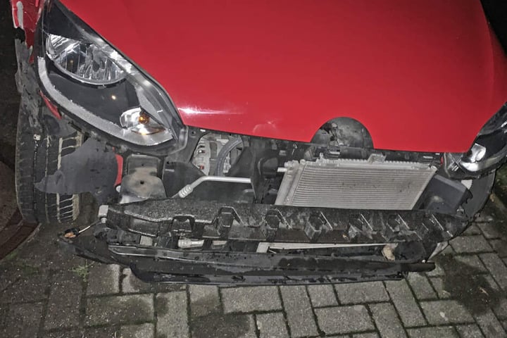 Der VW wurde durch den Unfall stark beschädigt.