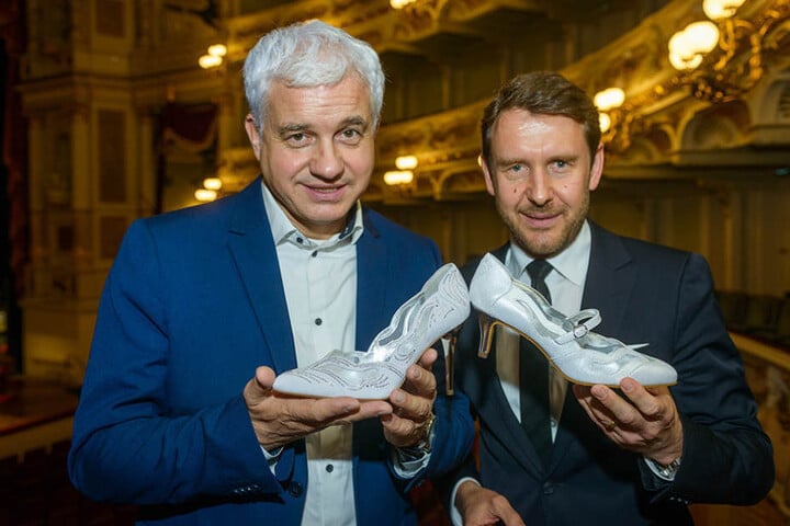Ballchef Hans-Joachim Frey (51, l.) mit „Peter Kaiser“-Chef Ewig (44) mit den neuen Schuhen.