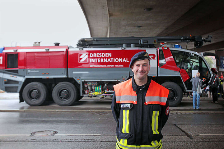 Zufrieden mit dem Besucherandrang: Sandro Bergmann (38) von der Flughafen-Feuerwehr vor dem modernen Löschfahrzeug "Panther 3" unter der Carolabrücke-