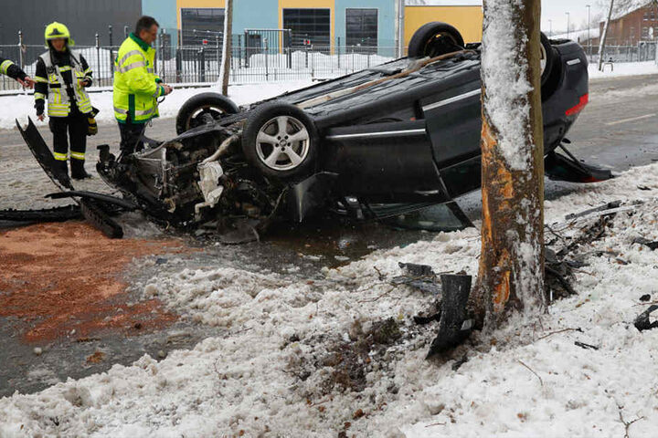 Der Fahrer musste ins Krankenhaus gebracht werden.