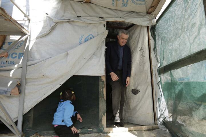 Hier begutachtet Filippo Grandi, Hoher Flüchtlingskommissar der Vereinten Nationen (UNHCR), ein Flüchtlingslager. In ebensolchen Zelten mussten die baldigen Brandenburger jahrelang mit ihren Kindern leben.