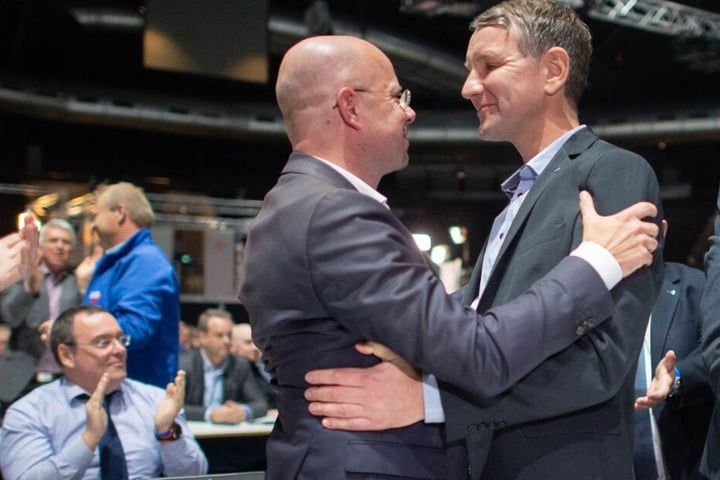 Björn Höcke (r), Landesvorsitzender der AfD Thüringen, gratuliert beim Parteitag der AfD Andreas Kalbitz, Landesvorsitzender der AfD Brandenburg, zur Wahl als Beisitzer im Bundesvorstand der AfD.
