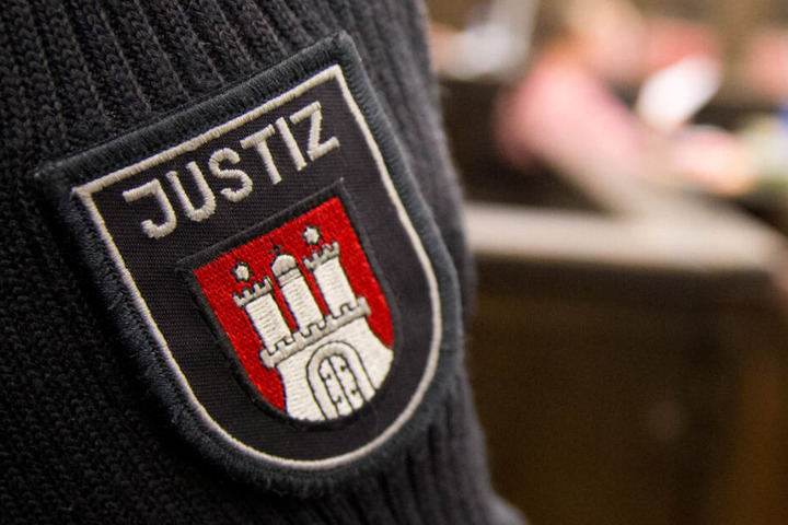 Ein Justizbeamter steht im Gerichtssaal der Hamburger Strafjustiz (Symbolbild).