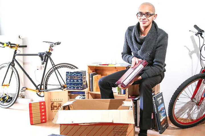 Shahzad Talukder (30) packt seine Weinbücher für den neuen Job bei Lea Linster in Luxemburg in den Umzugskarton.