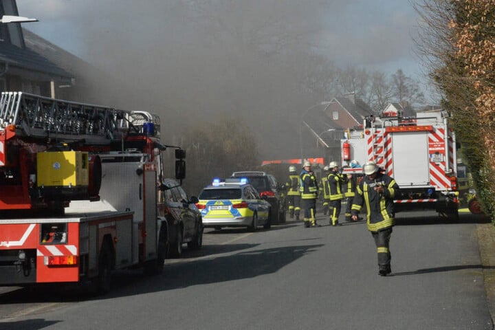 Feuerwehr und Polizei waren am Brandort in der Straße Im Erlei.