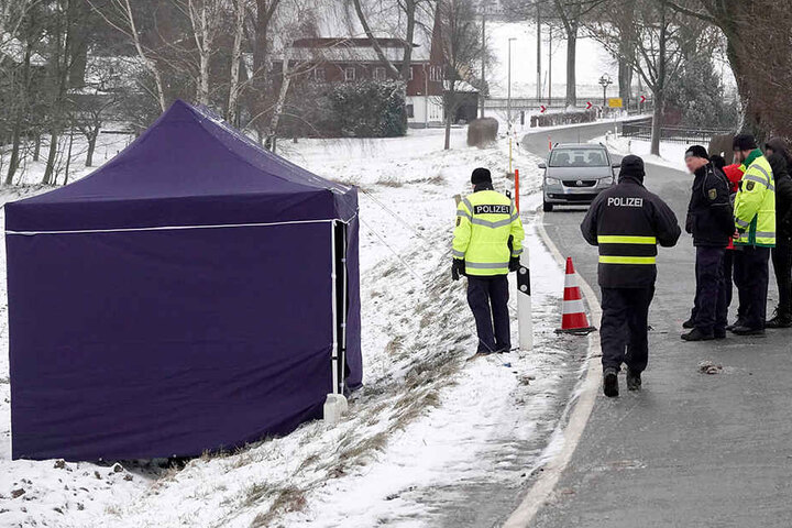 Leichenfund an einer Landstraße: Die Kripo sicherte Spuren im Schnee.