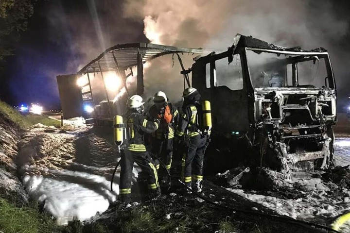 Nach den Löscharbeiten war der Sattelzug kaum noch als solcher auszumachen.